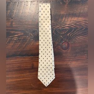 Men’s vintage EgonVonFurstenberg.yellow tie with paisley teardrops. Gently used